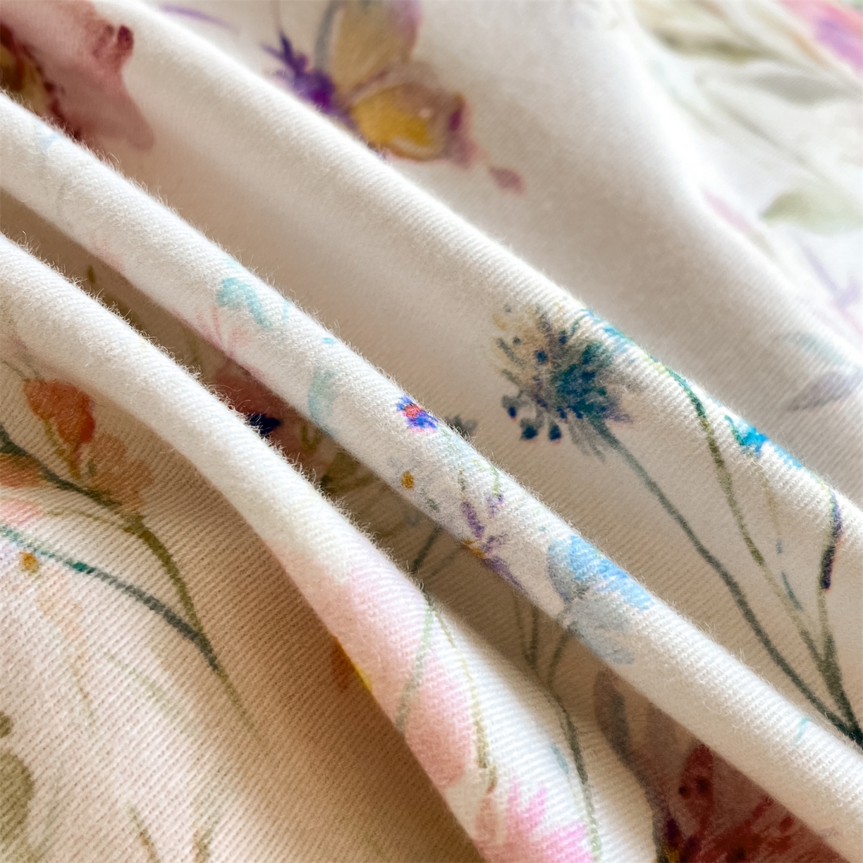 91家纺网 家纺一手货源 找家纺 蓝米卡夫 2025秋冬-全棉生态磨毛数码印花-大版花边（礼盒包装）-拍摄风格2 提供买家秀 可可托海-杏粉