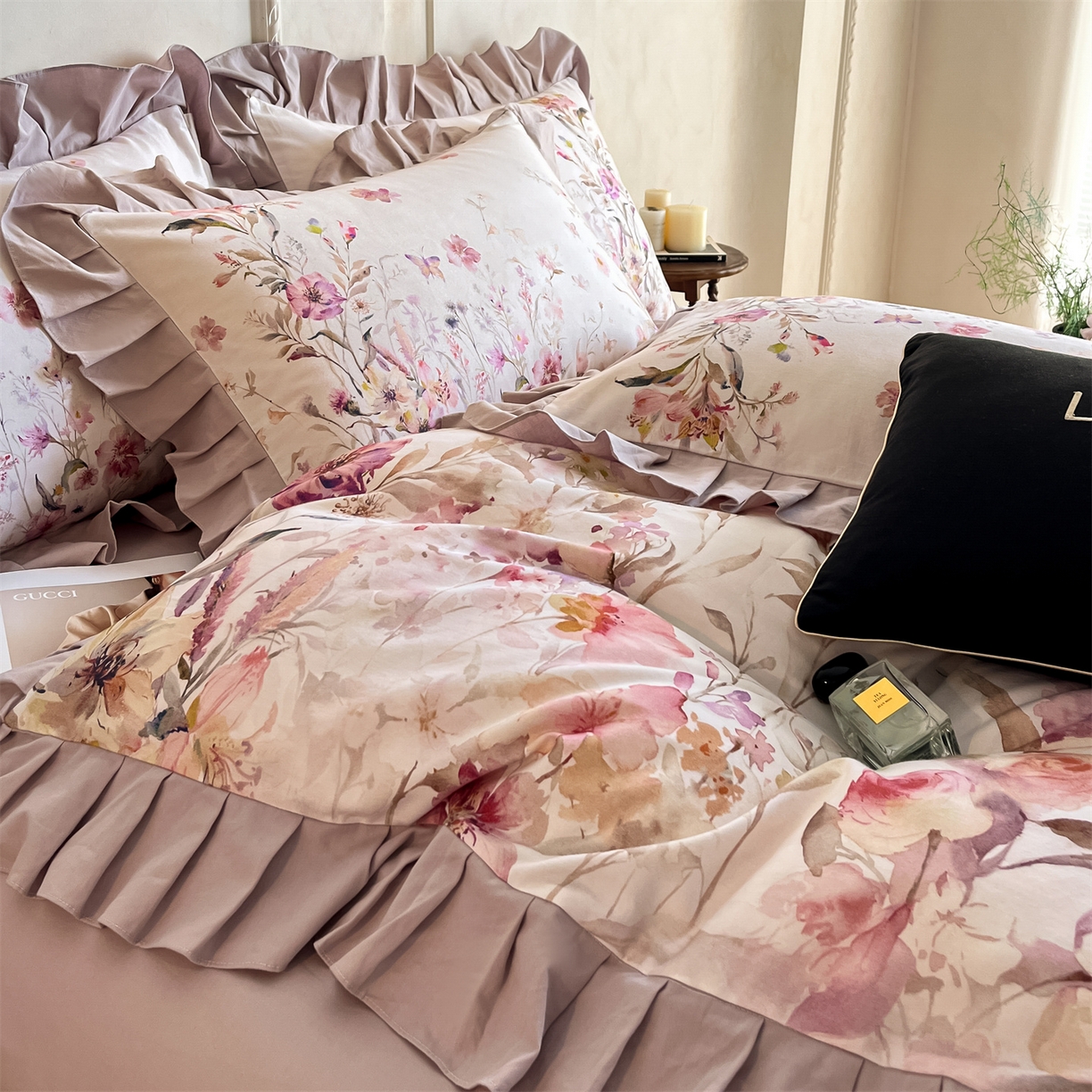 91家纺网 家纺一手货源 找家纺 蓝米卡夫 2025秋冬-全棉生态磨毛数码印花-大版花边（礼盒包装）-拍摄风格2 提供买家秀 可可托海-淡紫