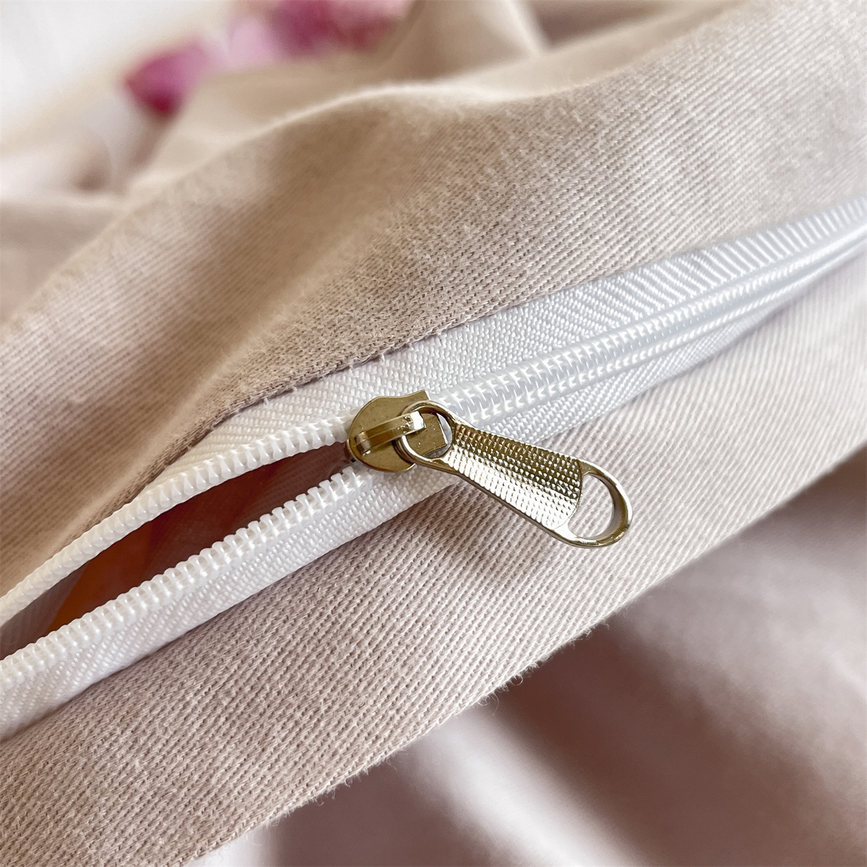 91家纺网 家纺一手货源 找家纺 蓝米卡夫 2025秋冬-全棉生态磨毛数码印花-大版花边（礼盒包装）-拍摄风格2 提供买家秀 可可托海-淡紫