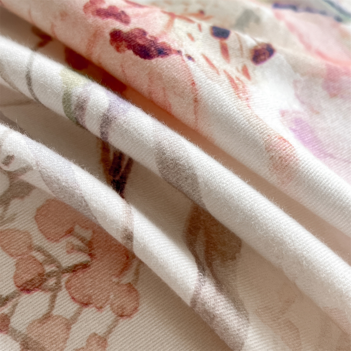 91家纺网 家纺一手货源 找家纺 蓝米卡夫 2025秋冬-全棉生态磨毛数码印花-大版花边（礼盒包装）-拍摄风格2 提供买家秀 可可托海-淡紫