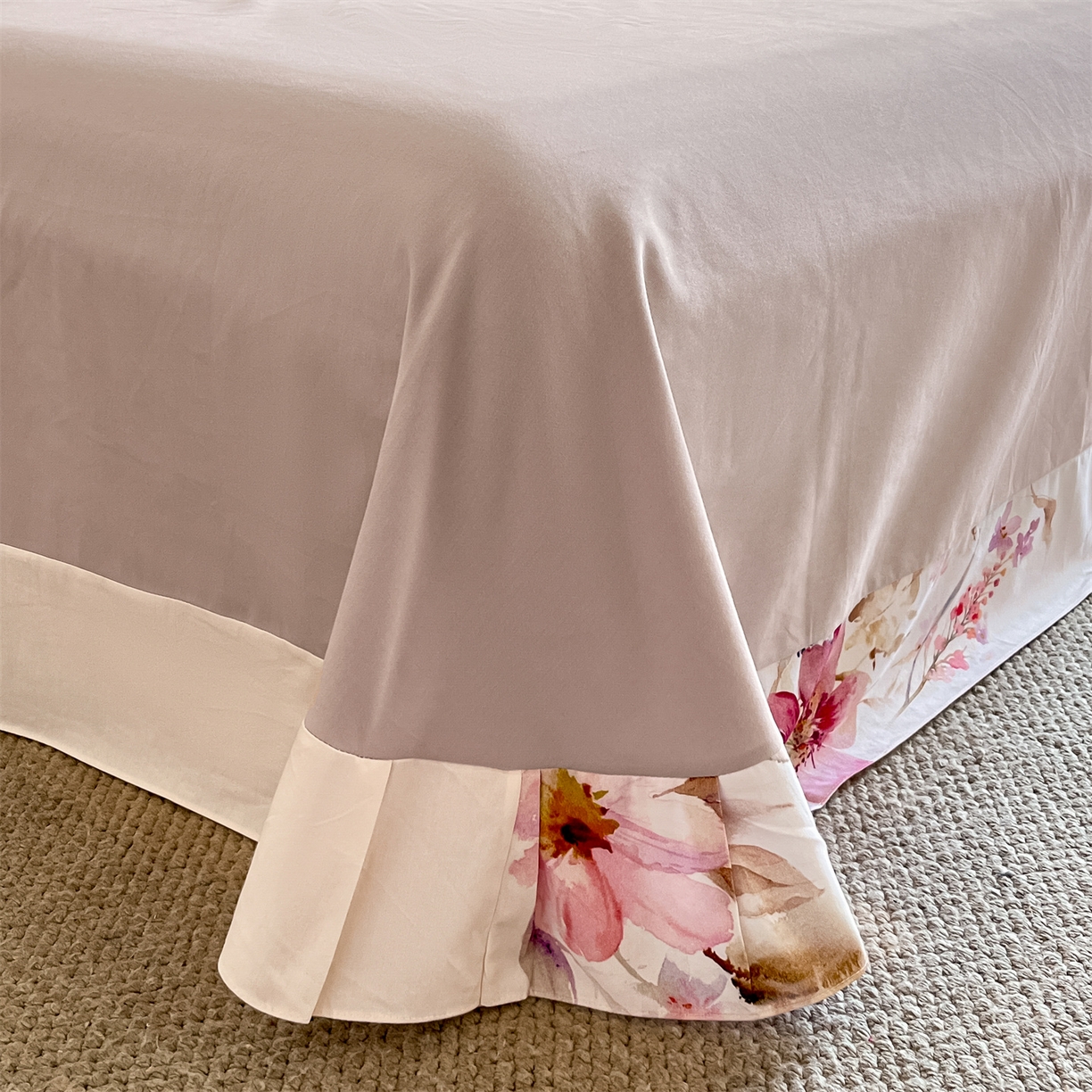 91家纺网 家纺一手货源 找家纺 蓝米卡夫 2025秋冬-全棉生态磨毛数码印花-大版花边（礼盒包装）-拍摄风格2 提供买家秀 可可托海-淡紫