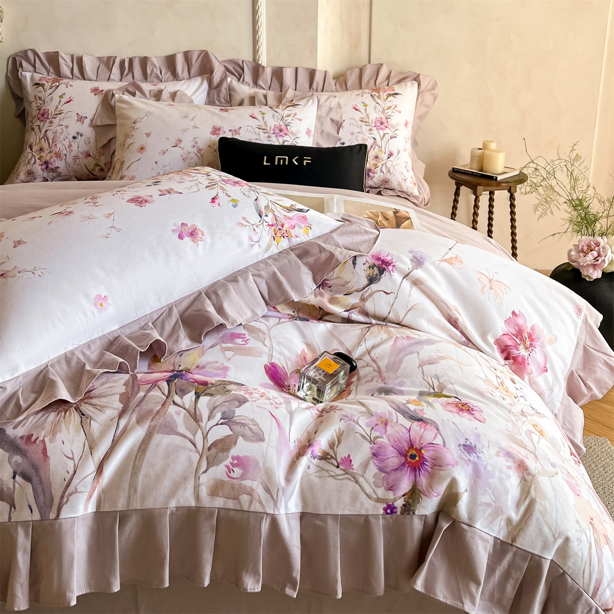 91家纺网 家纺一手货源 找家纺 蓝米卡夫 2025秋冬-全棉生态磨毛数码印花-大版花边（礼盒包装）-拍摄风格2 提供买家秀 可可托海-淡紫