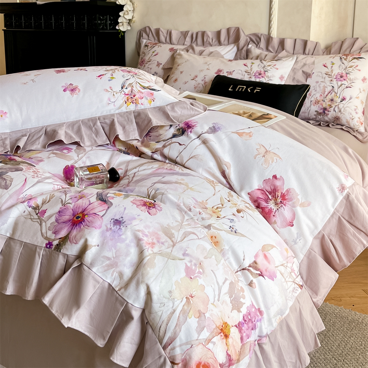 91家纺网 家纺一手货源 找家纺 蓝米卡夫 2025秋冬-全棉生态磨毛数码印花-大版花边（礼盒包装）-拍摄风格2 提供买家秀 可可托海-淡紫