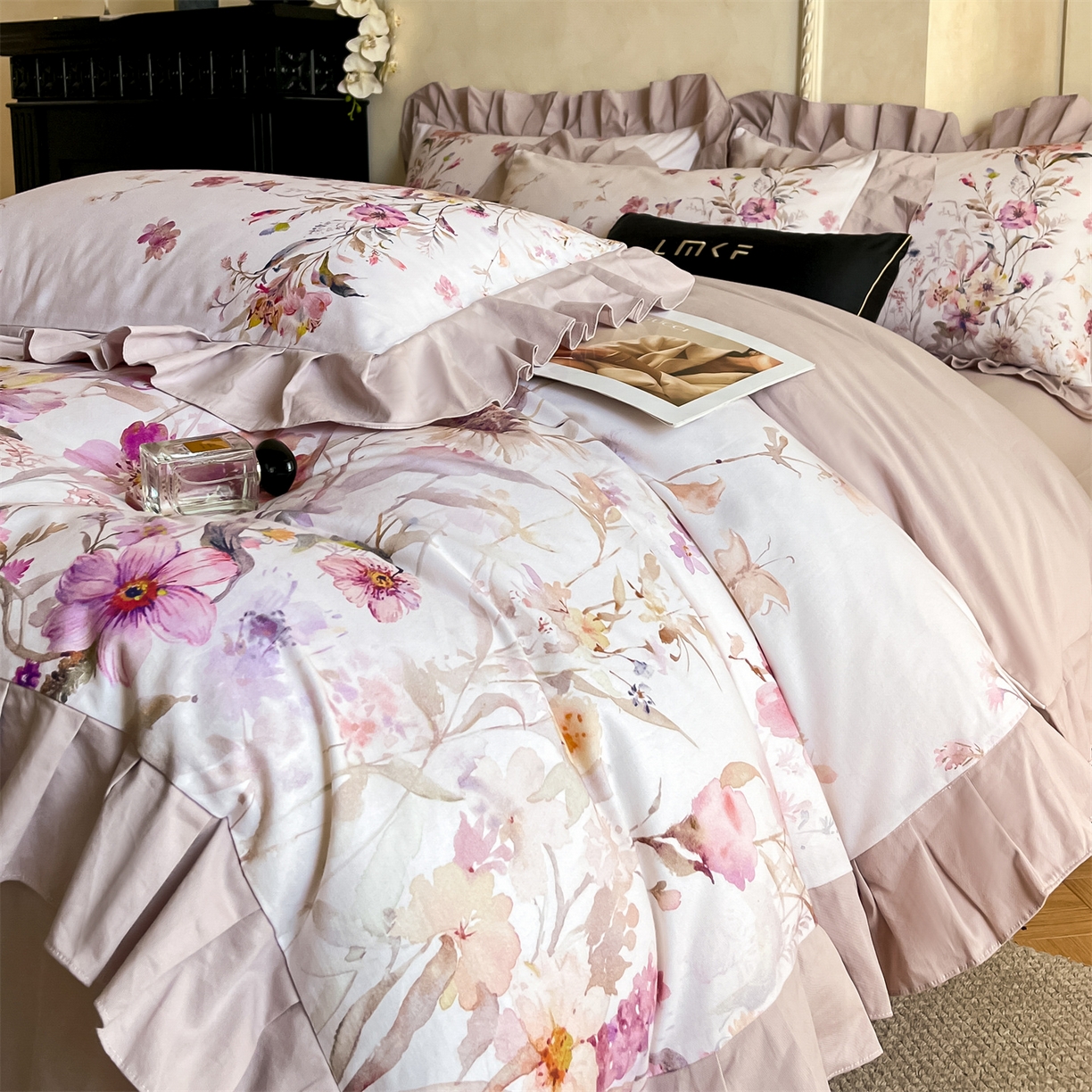 91家纺网 家纺一手货源 找家纺 蓝米卡夫 2025秋冬-全棉生态磨毛数码印花-大版花边（礼盒包装）-拍摄风格2 提供买家秀 可可托海-淡紫