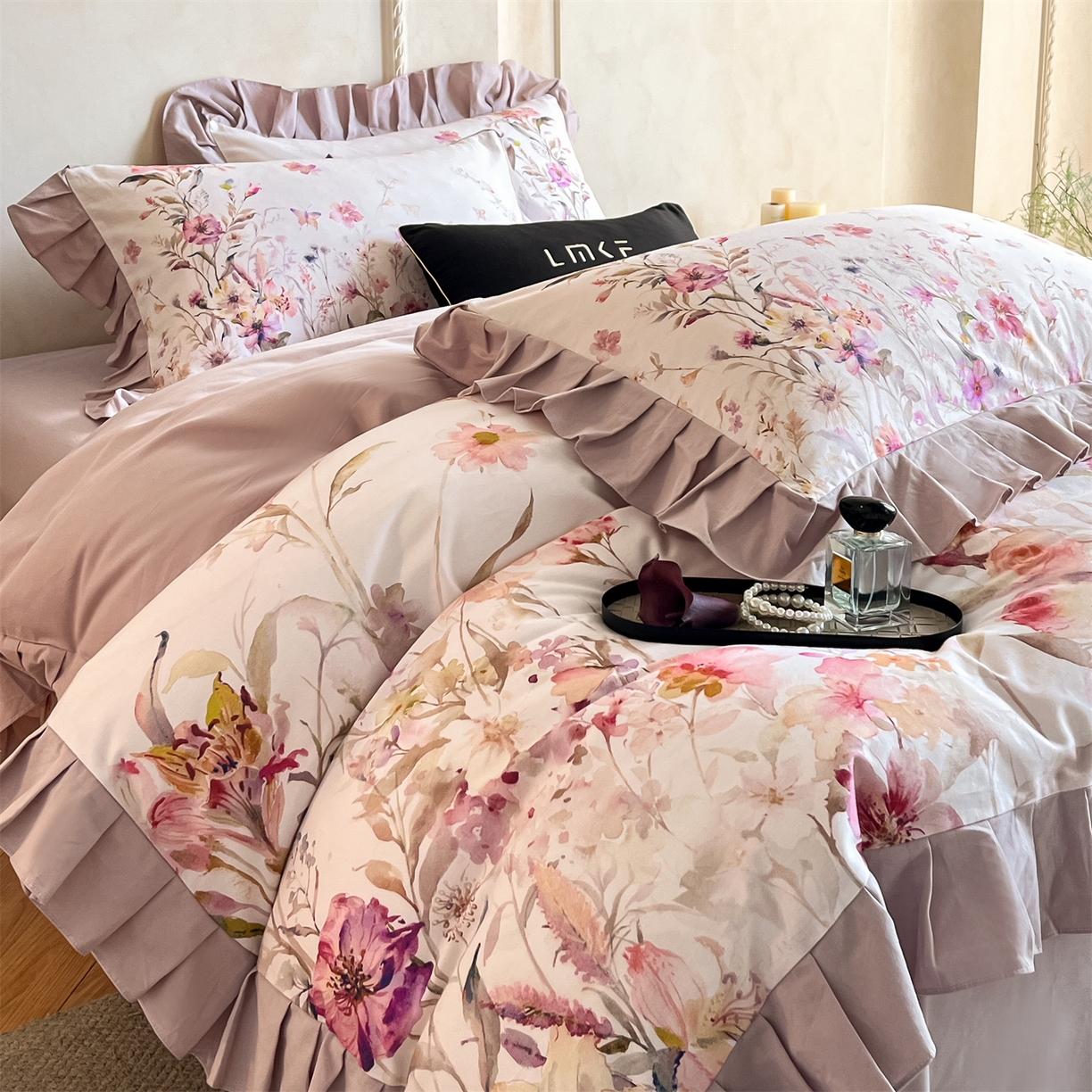 91家纺网 家纺一手货源 找家纺 蓝米卡夫 2025秋冬-全棉生态磨毛数码印花-大版花边（礼盒包装）-拍摄风格2 提供买家秀 可可托海-淡紫