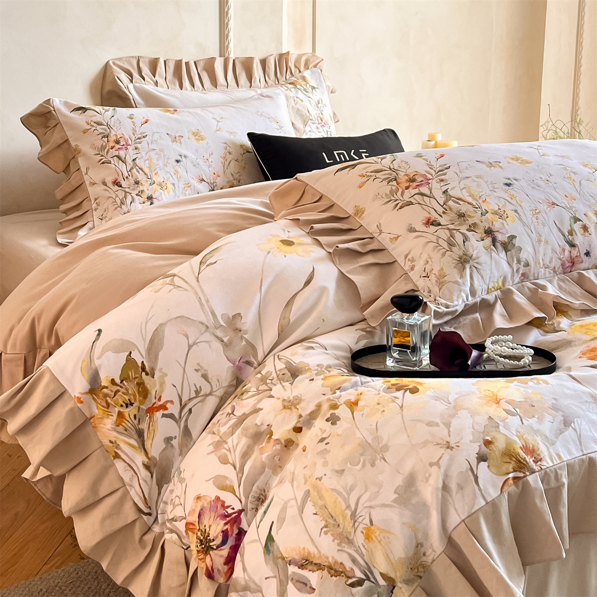 91家纺网 家纺一手货源 找家纺 蓝米卡夫 2025秋冬-全棉生态磨毛数码印花-大版花边（礼盒包装）-拍摄风格2 提供买家秀 可可托海-浅驼