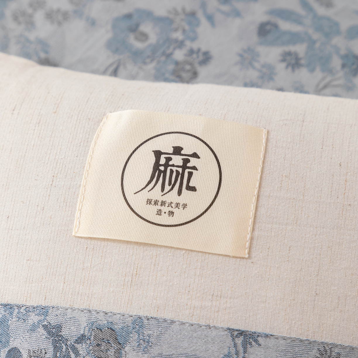 91家纺网 家纺一手货源 找家纺 大熊枕芯 2025新款国潮棉麻荞麦枕头枕芯 枫叶-蓝