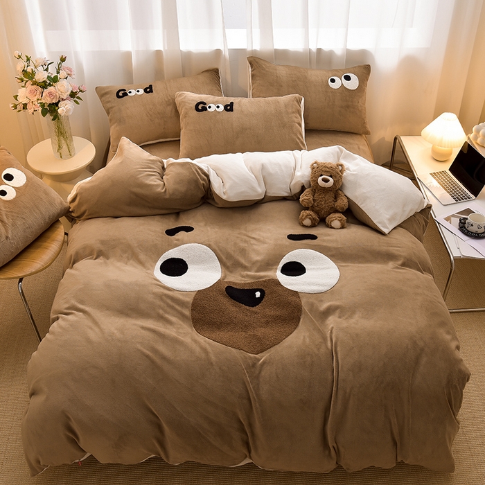 91家纺网 家纺一手货源 找家纺 炫拼家纺 2025新款大眼卡通大版毛巾绣加厚牛奶绒四件套 大眼O泡熊