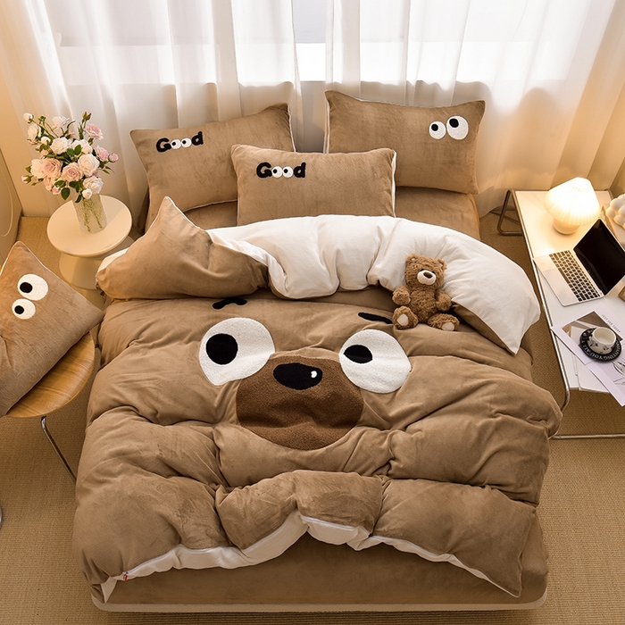 91家纺网 家纺一手货源 找家纺 炫拼家纺 2025新款大眼卡通大版毛巾绣加厚牛奶绒四件套 大眼O泡熊