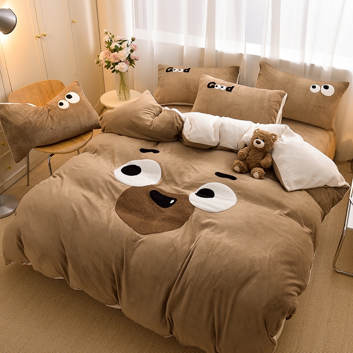 91家纺网 家纺一手货源 找家纺 炫拼家纺 2025新款大眼卡通大版毛巾绣加厚牛奶绒四件套 大眼O泡熊