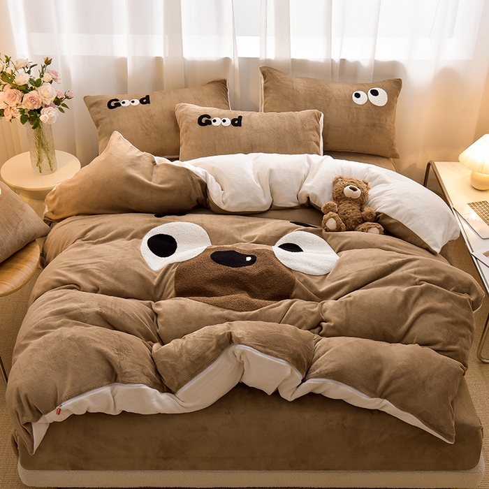 91家纺网 家纺一手货源 找家纺 炫拼家纺 2025新款大眼卡通大版毛巾绣加厚牛奶绒四件套 大眼O泡熊