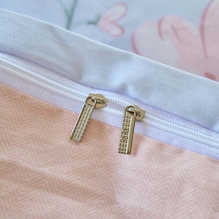 91家纺网 家纺一手货源 找家纺 铭博家纺 2025新款直播爆款100%全棉吊边一字绣工艺款13070印花全棉四件套 花语呢喃