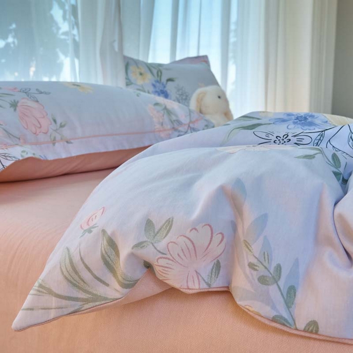 91家纺网 家纺一手货源 找家纺 铭博家纺 2025新款直播爆款100%全棉吊边一字绣工艺款13070印花全棉四件套 花语呢喃