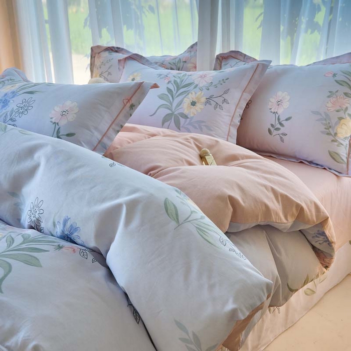 91家纺网 家纺一手货源 找家纺 铭博家纺 2025新款直播爆款100%全棉吊边一字绣工艺款13070印花全棉四件套 花语呢喃