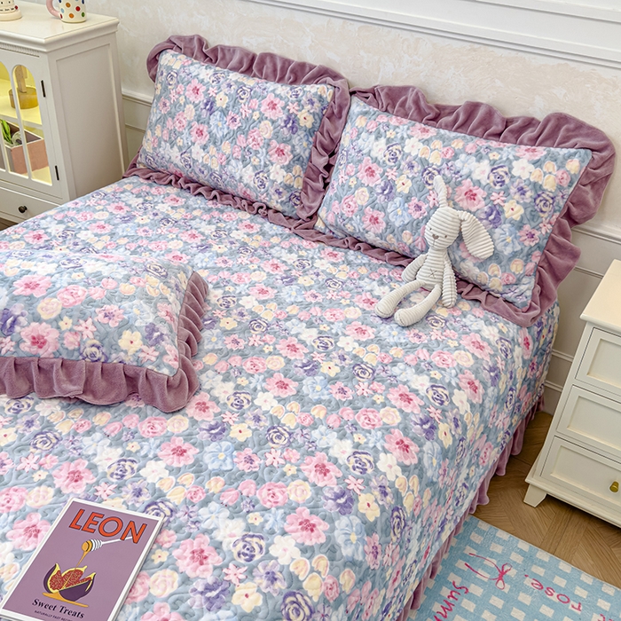 91家纺网 家纺一手货源 找家纺 （总）归属 2025新款牛奶绒花边床盖三件套系列（提供买家秀）