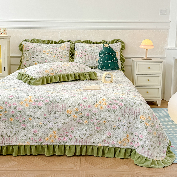 91家纺网 家纺一手货源 找家纺 归属 2025新款牛奶绒花边床盖三件套系列 春草盎然绿