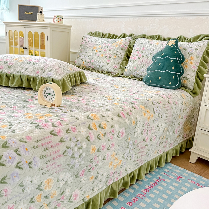 91家纺网 家纺一手货源 找家纺 归属 2025新款牛奶绒花边床盖三件套系列 春草盎然绿