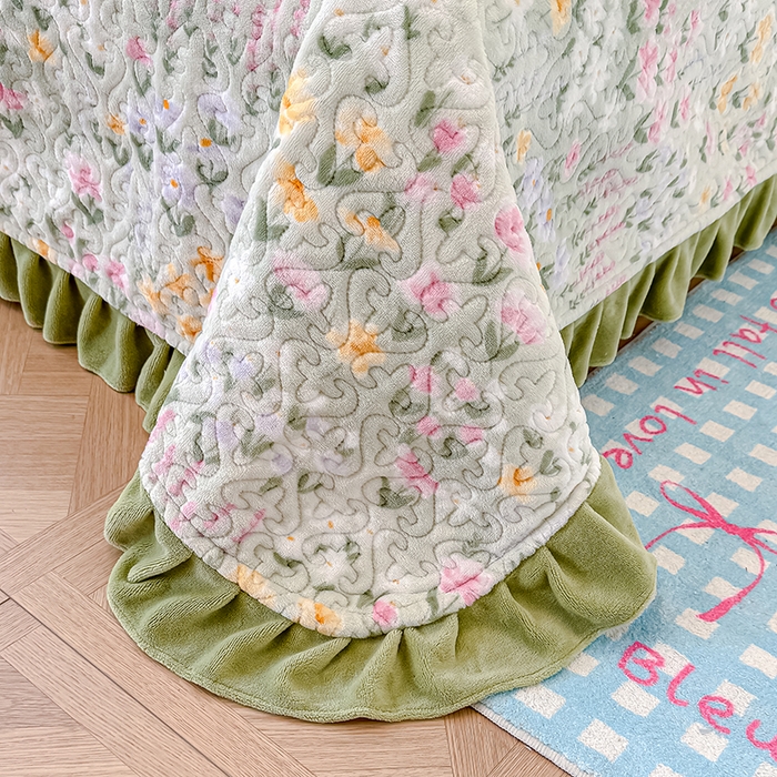 91家纺网 家纺一手货源 找家纺 归属 2025新款牛奶绒花边床盖三件套系列 春草盎然绿