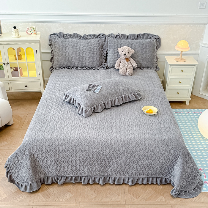 91家纺网 家纺一手货源 找家纺 归属 2025新款牛奶绒花边床盖三件套系列 高级灰