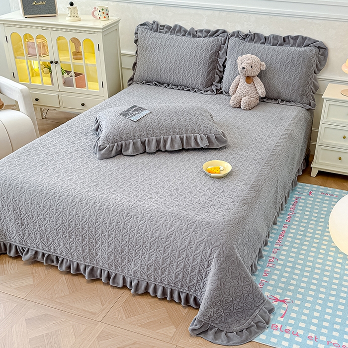 91家纺网 家纺一手货源 找家纺 归属 2025新款牛奶绒花边床盖三件套系列 高级灰