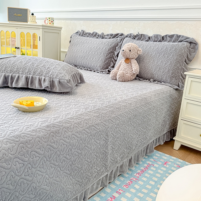 91家纺网 家纺一手货源 找家纺 归属 2025新款牛奶绒花边床盖三件套系列 高级灰