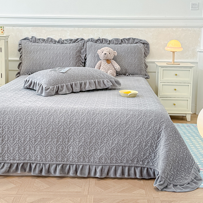 91家纺网 家纺一手货源 找家纺 归属 2025新款牛奶绒花边床盖三件套系列 高级灰