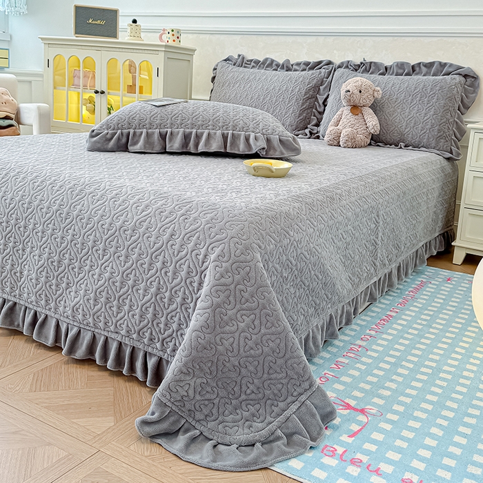 91家纺网 家纺一手货源 找家纺 归属 2025新款牛奶绒花边床盖三件套系列 高级灰