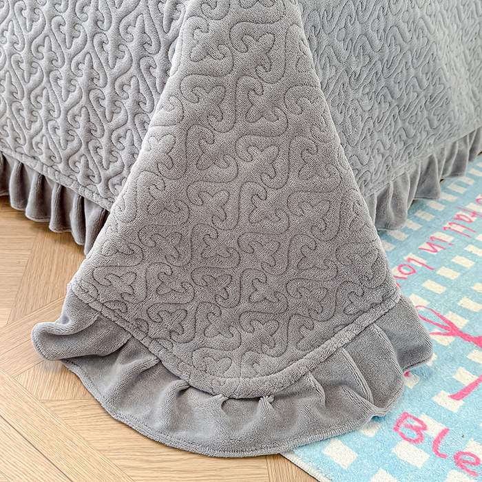 91家纺网 家纺一手货源 找家纺 归属 2025新款牛奶绒花边床盖三件套系列 高级灰