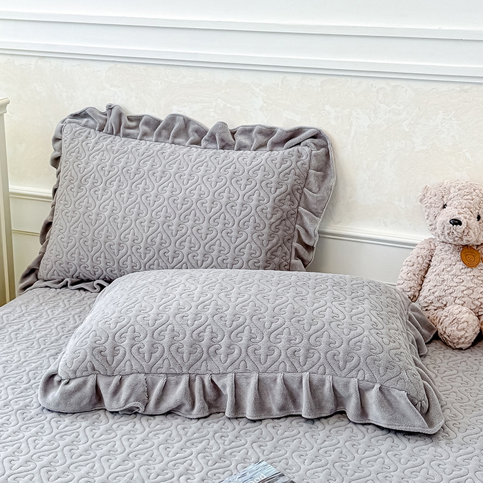 91家纺网 家纺一手货源 找家纺 归属 2025新款牛奶绒花边床盖三件套系列 高级灰