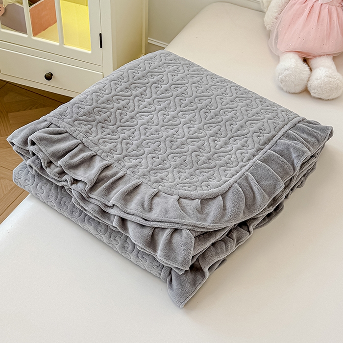 91家纺网 家纺一手货源 找家纺 归属 2025新款牛奶绒花边床盖三件套系列 高级灰