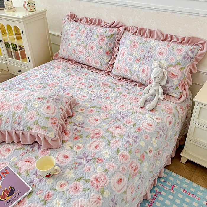 归属 2025新款牛奶绒花边床盖三件套系列 花漾浅玫瑰
