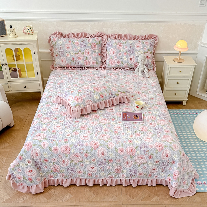 91家纺网 家纺一手货源 找家纺 归属 2025新款牛奶绒花边床盖三件套系列 花漾浅玫瑰