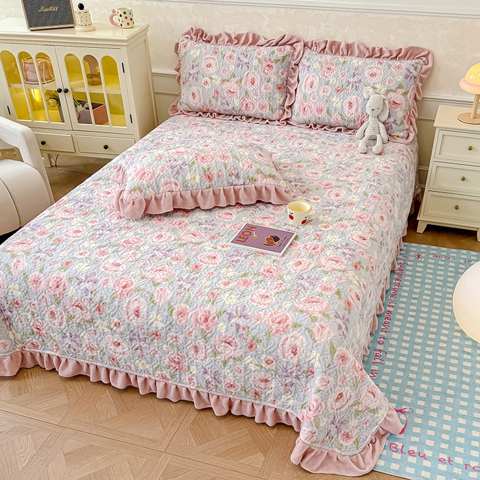 91家纺网 家纺一手货源 找家纺 归属 2025新款牛奶绒花边床盖三件套系列 花漾浅玫瑰