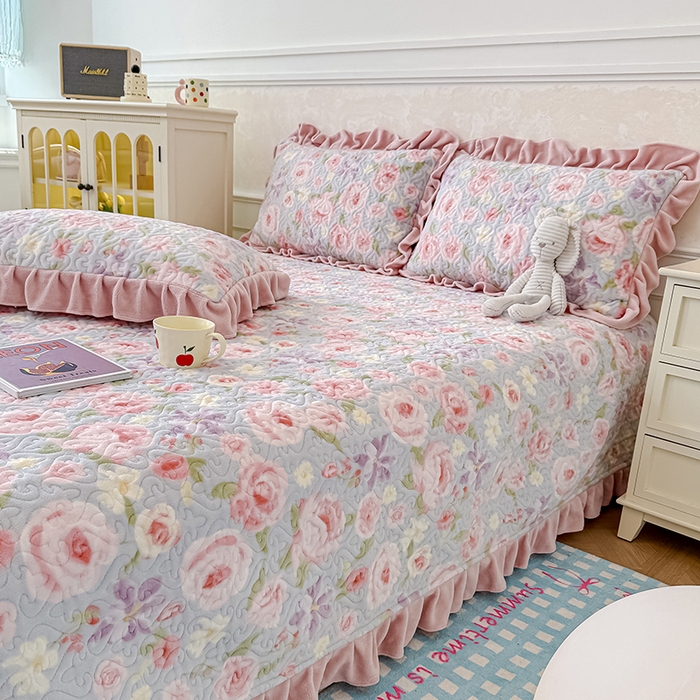 91家纺网 家纺一手货源 找家纺 归属 2025新款牛奶绒花边床盖三件套系列 花漾浅玫瑰