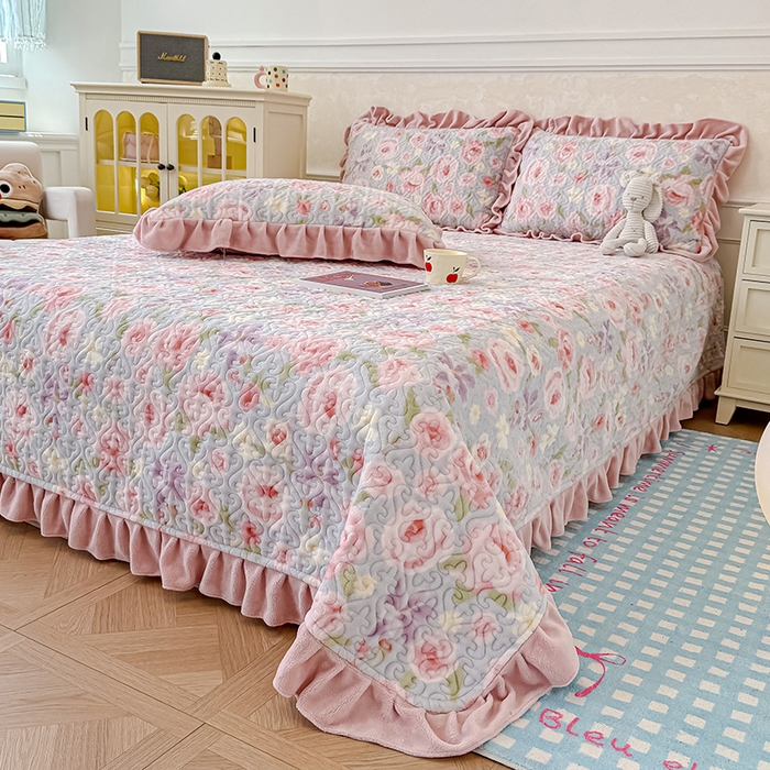 91家纺网 家纺一手货源 找家纺 归属 2025新款牛奶绒花边床盖三件套系列 花漾浅玫瑰