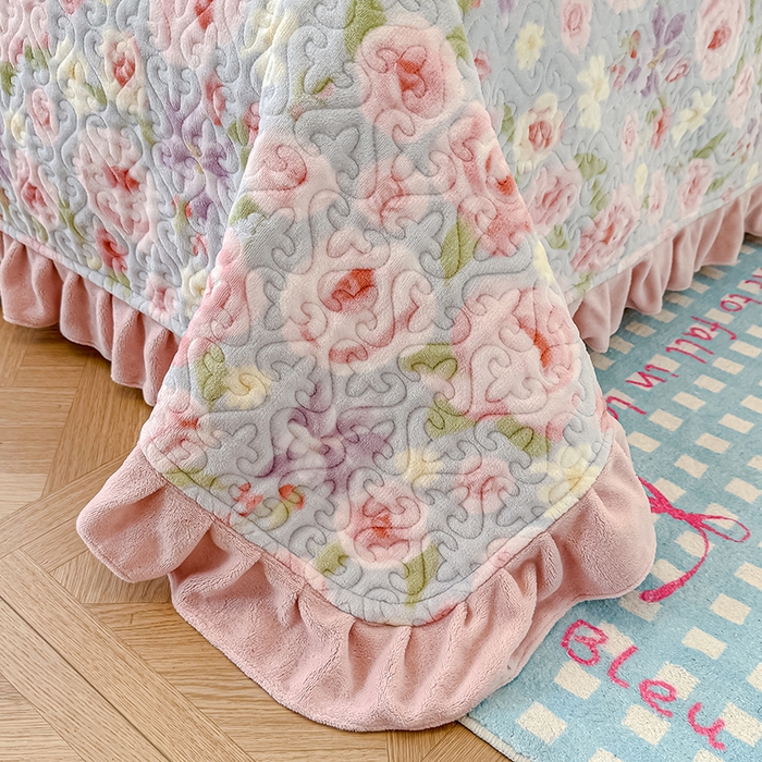 91家纺网 家纺一手货源 找家纺 归属 2025新款牛奶绒花边床盖三件套系列 花漾浅玫瑰