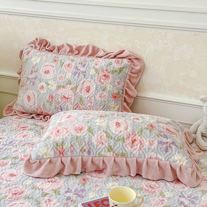 91家纺网 家纺一手货源 找家纺 归属 2025新款牛奶绒花边床盖三件套系列 花漾浅玫瑰