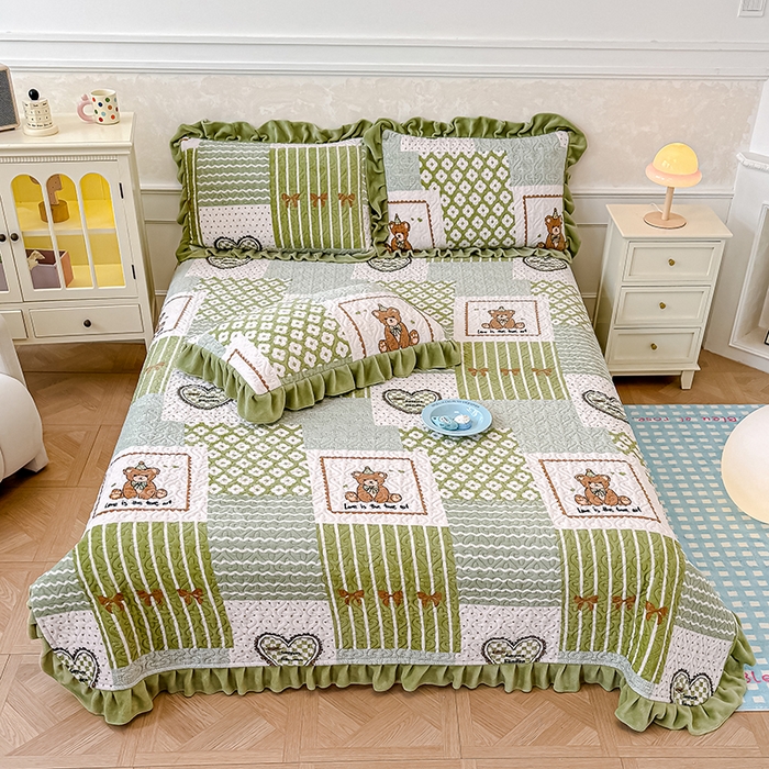 91家纺网 家纺一手货源 找家纺 归属 2025新款牛奶绒花边床盖三件套系列 佳期如梦熊