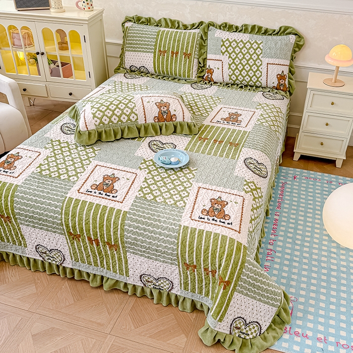 91家纺网 家纺一手货源 找家纺 归属 2025新款牛奶绒花边床盖三件套系列 佳期如梦熊