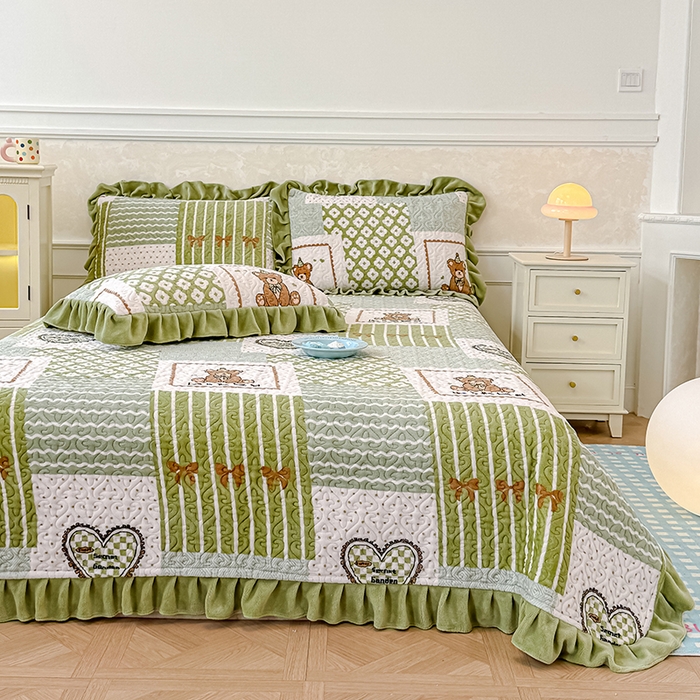 91家纺网 家纺一手货源 找家纺 归属 2025新款牛奶绒花边床盖三件套系列 佳期如梦熊