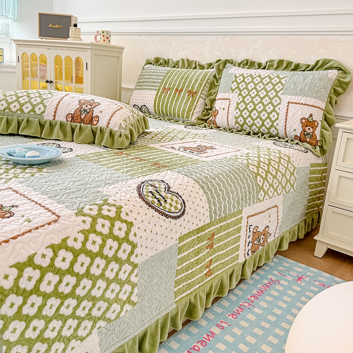 91家纺网 家纺一手货源 找家纺 归属 2025新款牛奶绒花边床盖三件套系列 佳期如梦熊