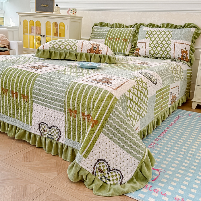 91家纺网 家纺一手货源 找家纺 归属 2025新款牛奶绒花边床盖三件套系列 佳期如梦熊