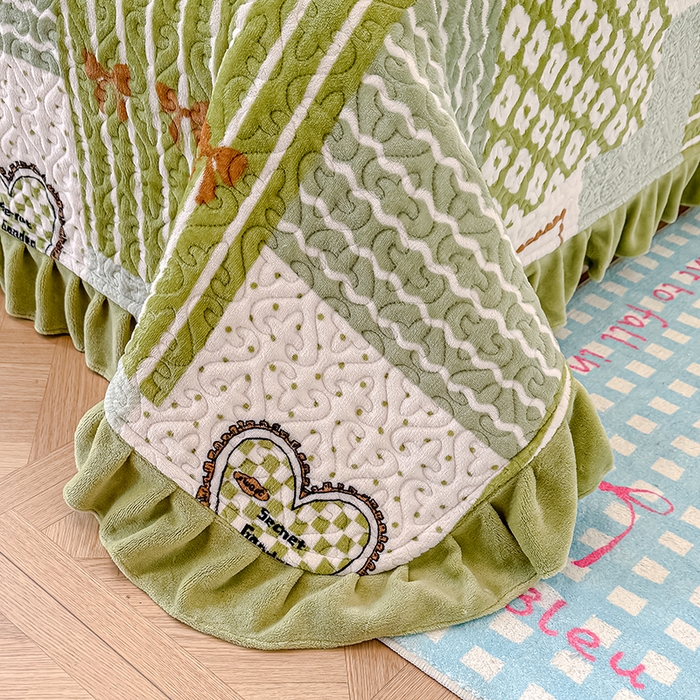 91家纺网 家纺一手货源 找家纺 归属 2025新款牛奶绒花边床盖三件套系列 佳期如梦熊