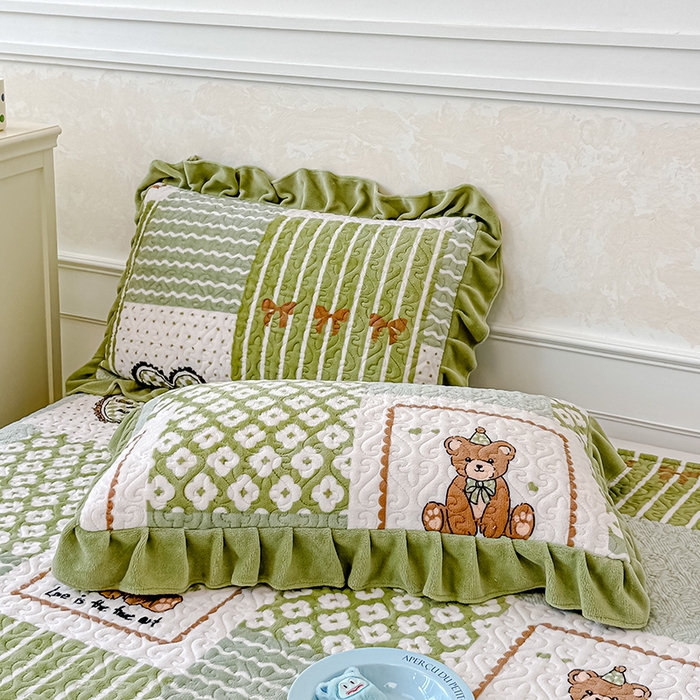 91家纺网 家纺一手货源 找家纺 归属 2025新款牛奶绒花边床盖三件套系列 佳期如梦熊