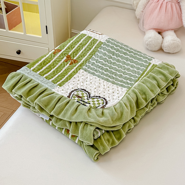 91家纺网 家纺一手货源 找家纺 归属 2025新款牛奶绒花边床盖三件套系列 佳期如梦熊