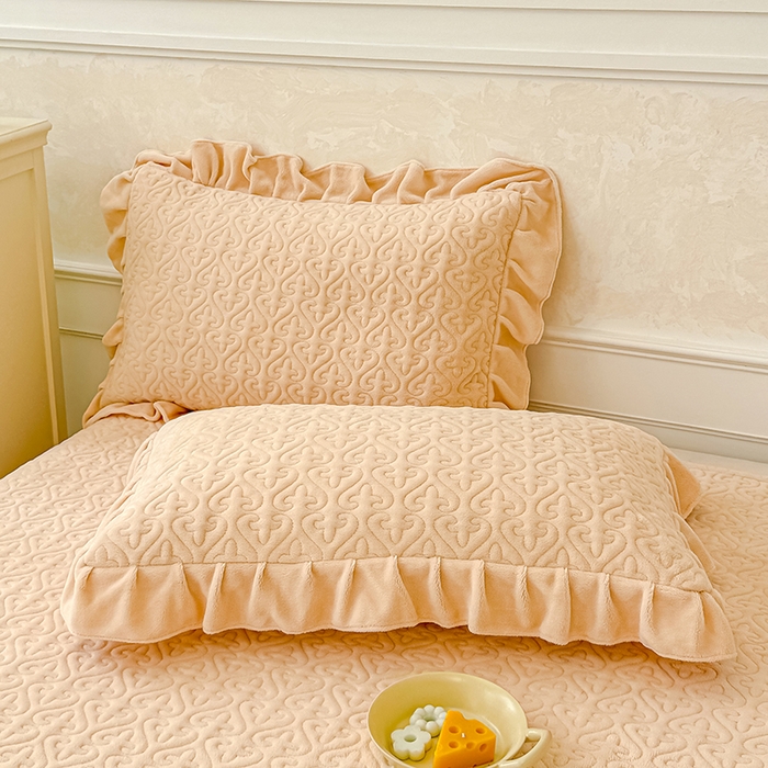 91家纺网 家纺一手货源 找家纺 归属 2025新款牛奶绒花边床盖三件套系列 卡其色