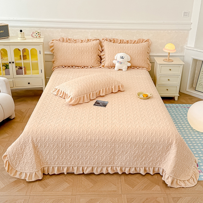 91家纺网 家纺一手货源 找家纺 归属 2025新款牛奶绒花边床盖三件套系列 卡其色