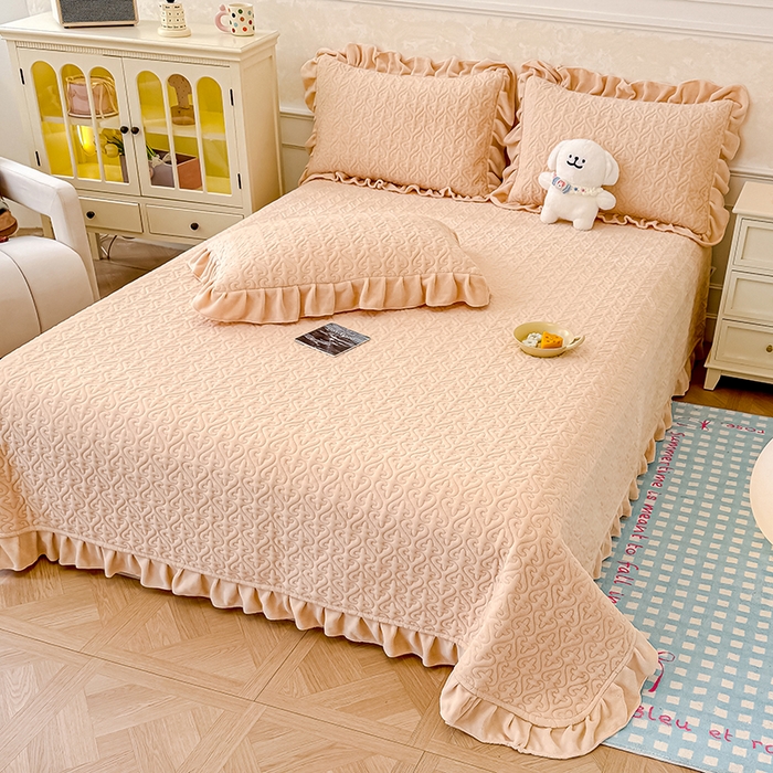 91家纺网 家纺一手货源 找家纺 归属 2025新款牛奶绒花边床盖三件套系列 卡其色