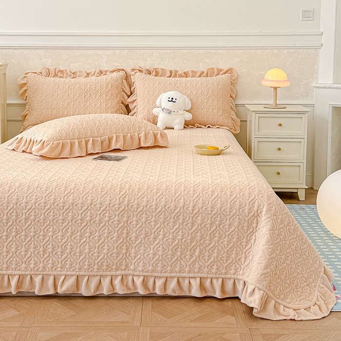 91家纺网 家纺一手货源 找家纺 归属 2025新款牛奶绒花边床盖三件套系列 卡其色