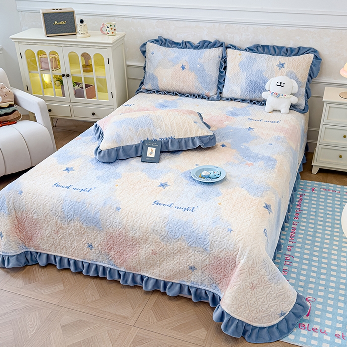 91家纺网 家纺一手货源 找家纺 归属 2025新款牛奶绒花边床盖三件套系列 浪漫星空蓝